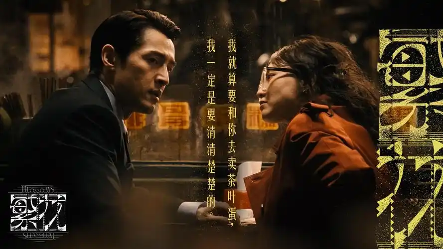 露天放映夜海报墙全景，金牌影院官方网页入口下载核对指引横幅
